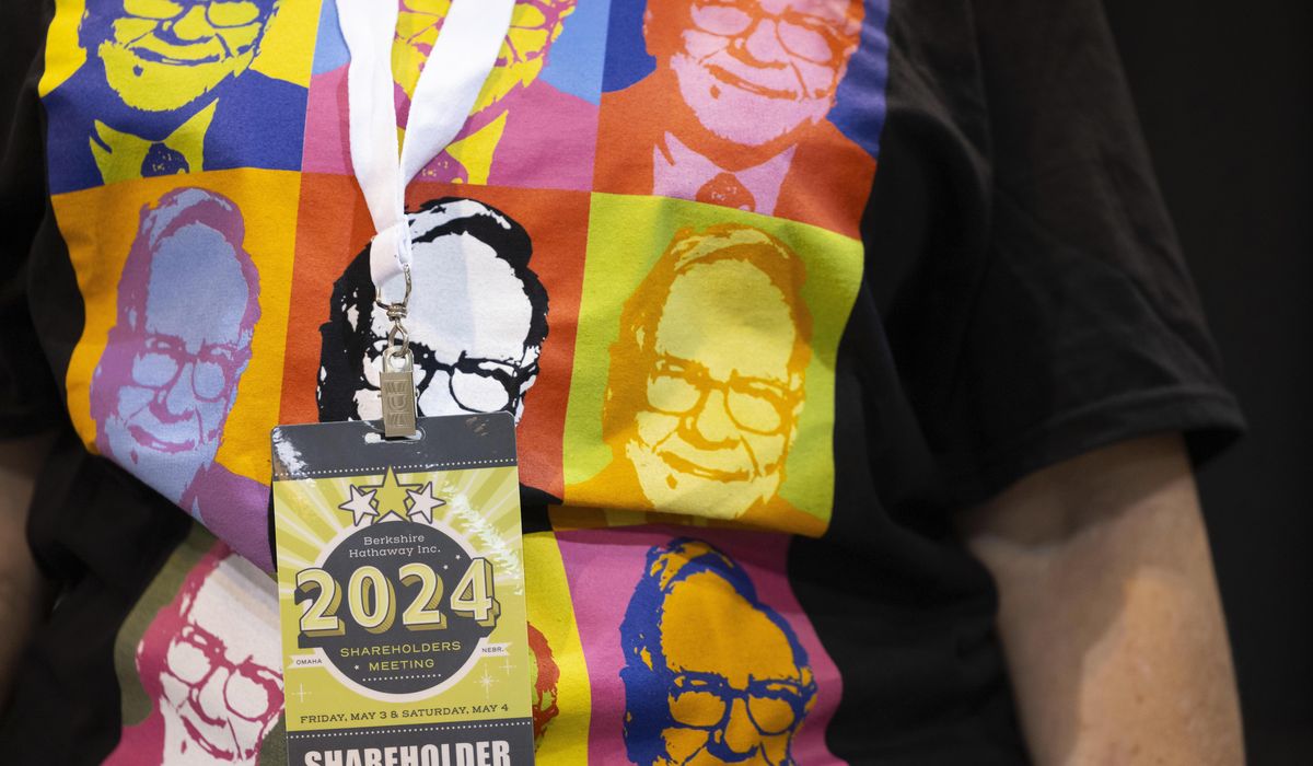 NextImg:Warren Buffett is sitting on over $325 billion cash as Berkshire Hathaway keeps selling Apple stock