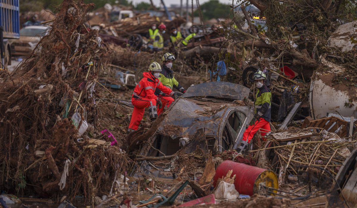 NextImg:Heavy rains in Barcelona disrupt rail service as troops search for more flood victims in Valencia