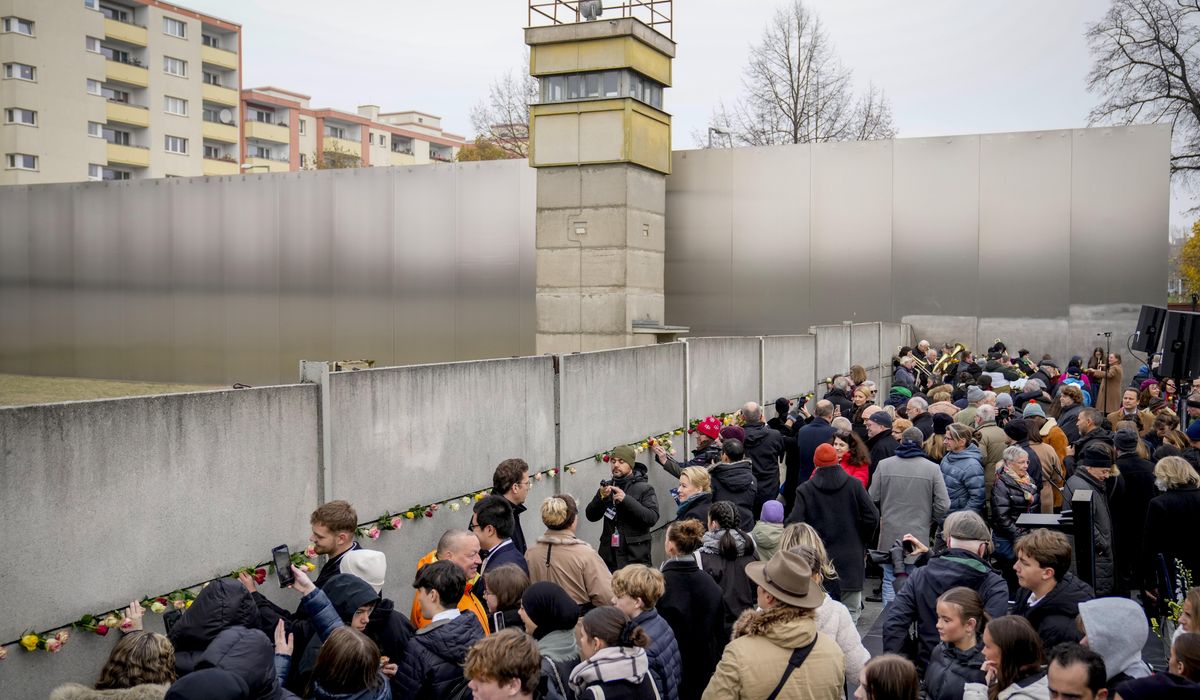 NextImg:Tens of thousands celebrate fall of the Berlin Wall 35 years ago with concerts and art installations