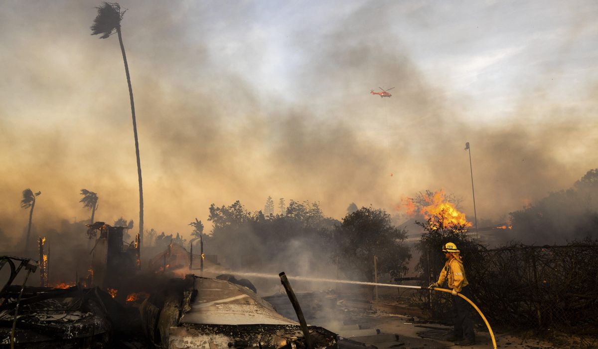 NextImg:Slower winds aid firefighters battling destructive blaze in California