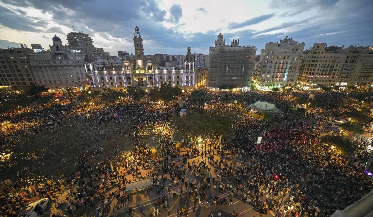 NextImg:Tens of thousands of Spaniards demand the resignation of Valencia leader for bungling flood response