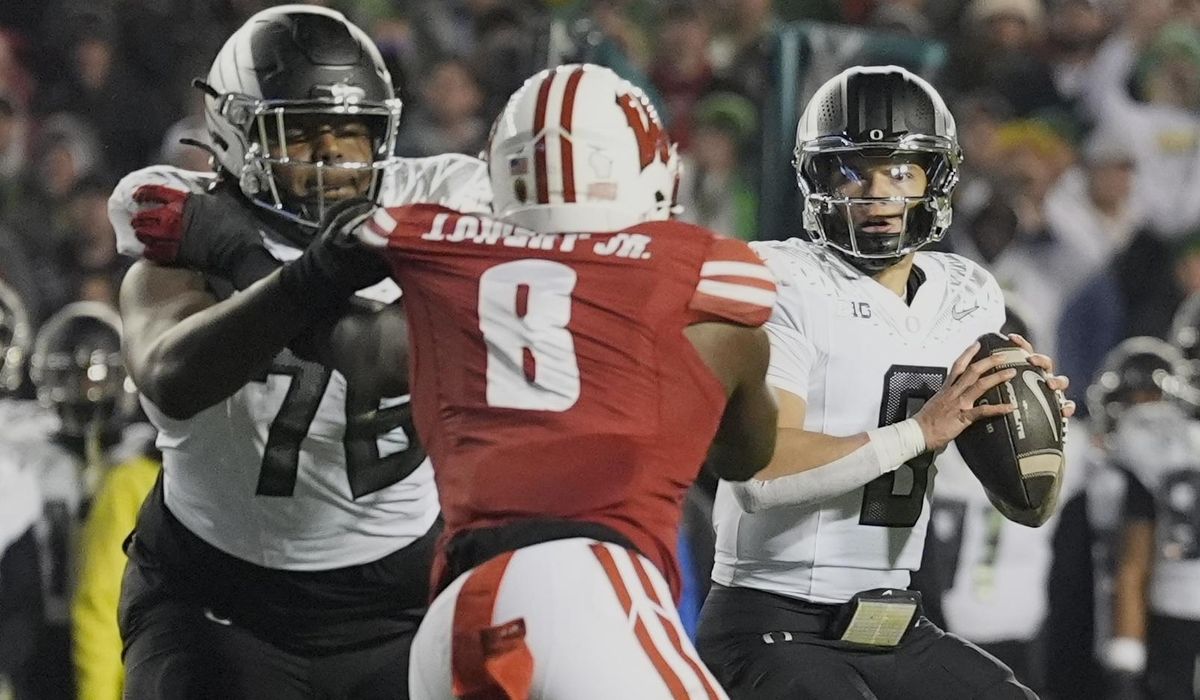 NextImg:Oregon unanimous No. 1 again with Georgia back in top 10