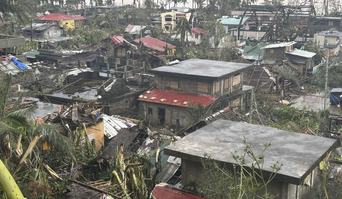 NextImg:Latest typhoon lashes the Philippines, causing tidal surges and displacing massive numbers of people