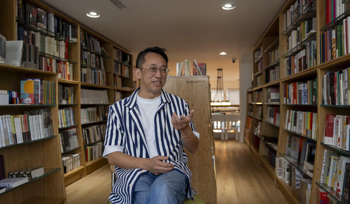 NextImg:Chinese booksellers flee abroad as government tightens control