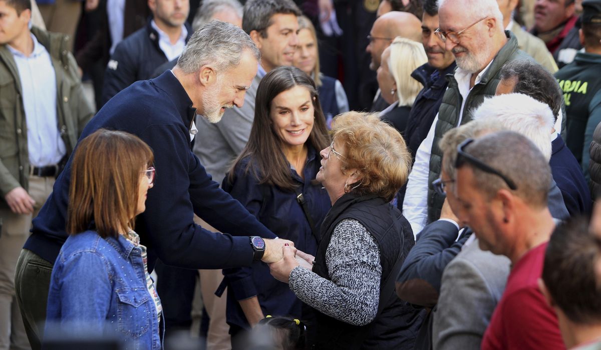 NextImg:Spain’s royals return to flood disaster zone for first time since being pelted by mud