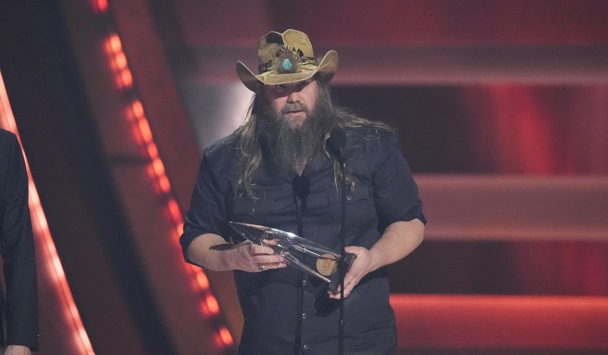 NextImg:Chris Stapleton wins 4 CMA Awards, but Morgan Wallen gets entertainer of the year