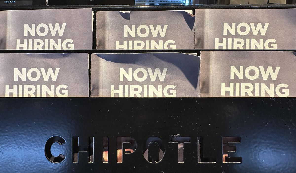 NextImg:U.S. applications for jobless benefits fall to 213,000, remaining near 7-month lows
