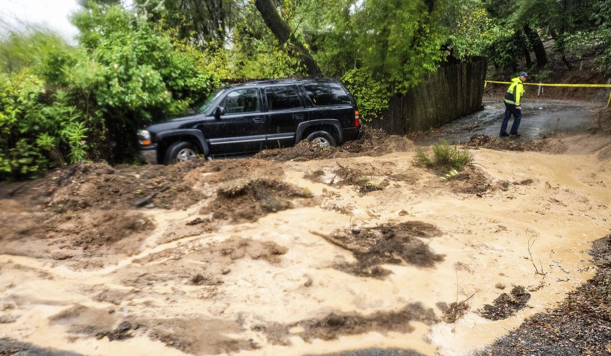NextImg:Storm inundates Northern California with rain, heavy snow. Thousands remain in the dark in Seattle