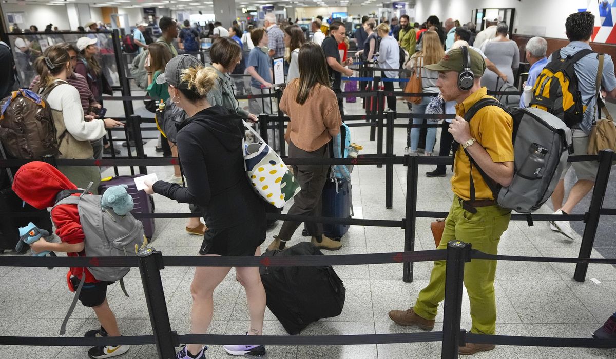 NextImg:Hydrate. Make lists. Leave yourself time. And other tips for reducing holiday travel stress