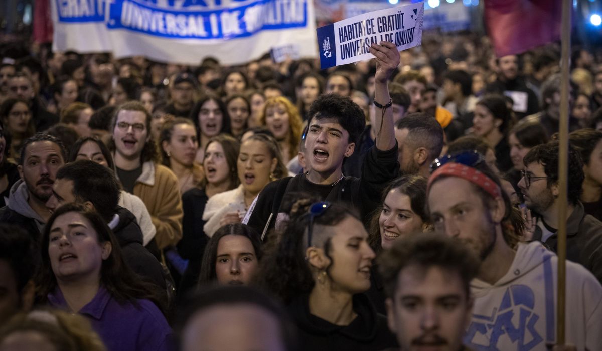 NextImg:Tens of thousands of Spaniards protest housing crunch and high rents in Barcelona