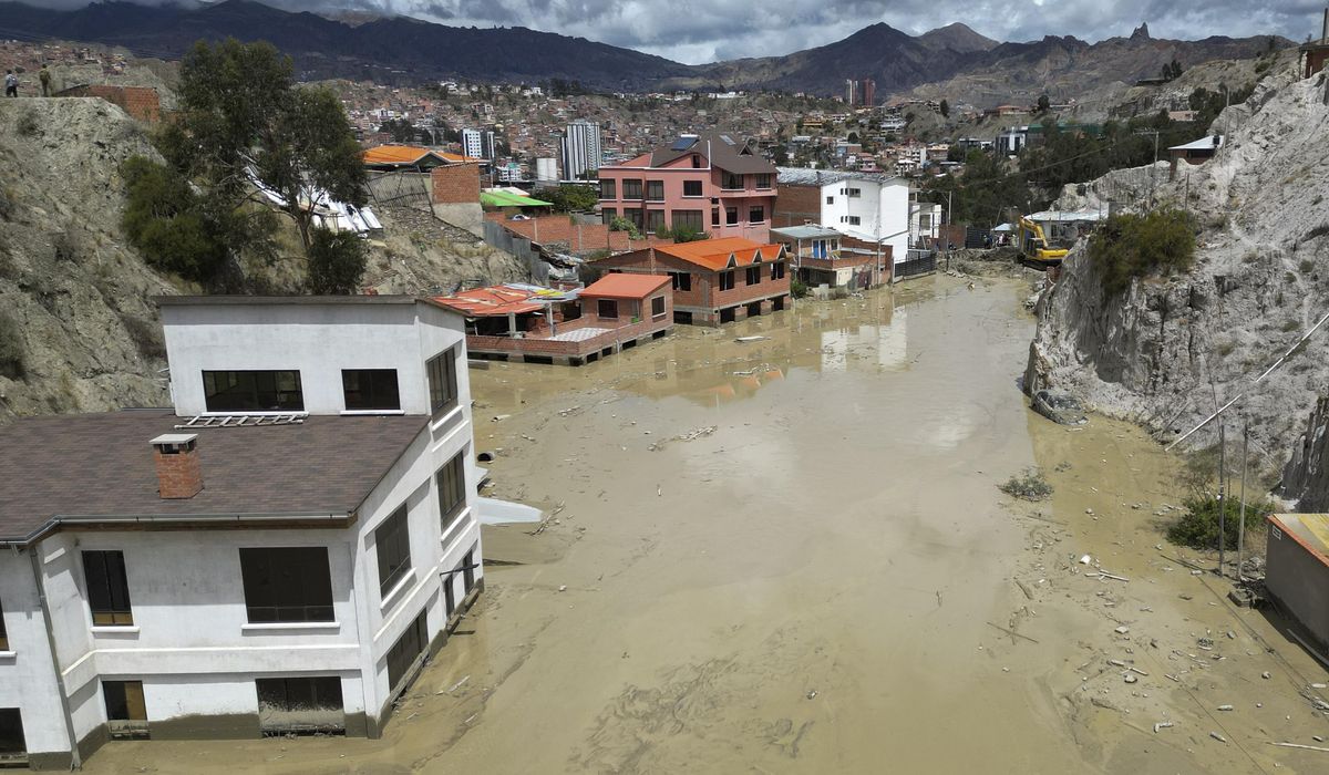 NextImg:Heavy rains in Bolivia send mud crashing into the capital, leaving 1 missing and destroying homes