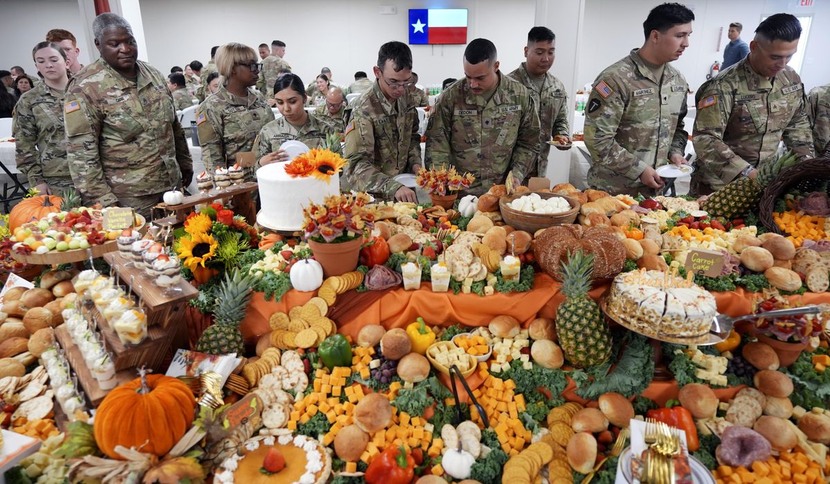 NextImg:Texas governor, incoming border czar celebrate Thanksgiving on the border