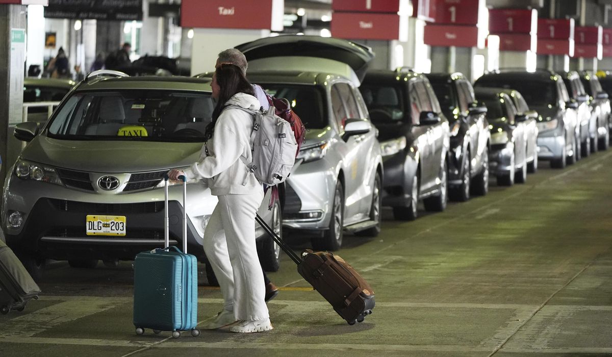 NextImg:Travelers who waited to make Thanksgiving trips are hitting the biggest crowds so far