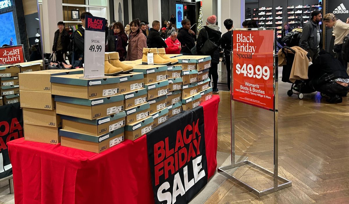NextImg:Retailers bank on Black Friday to energize bargain-hungry holiday shoppers