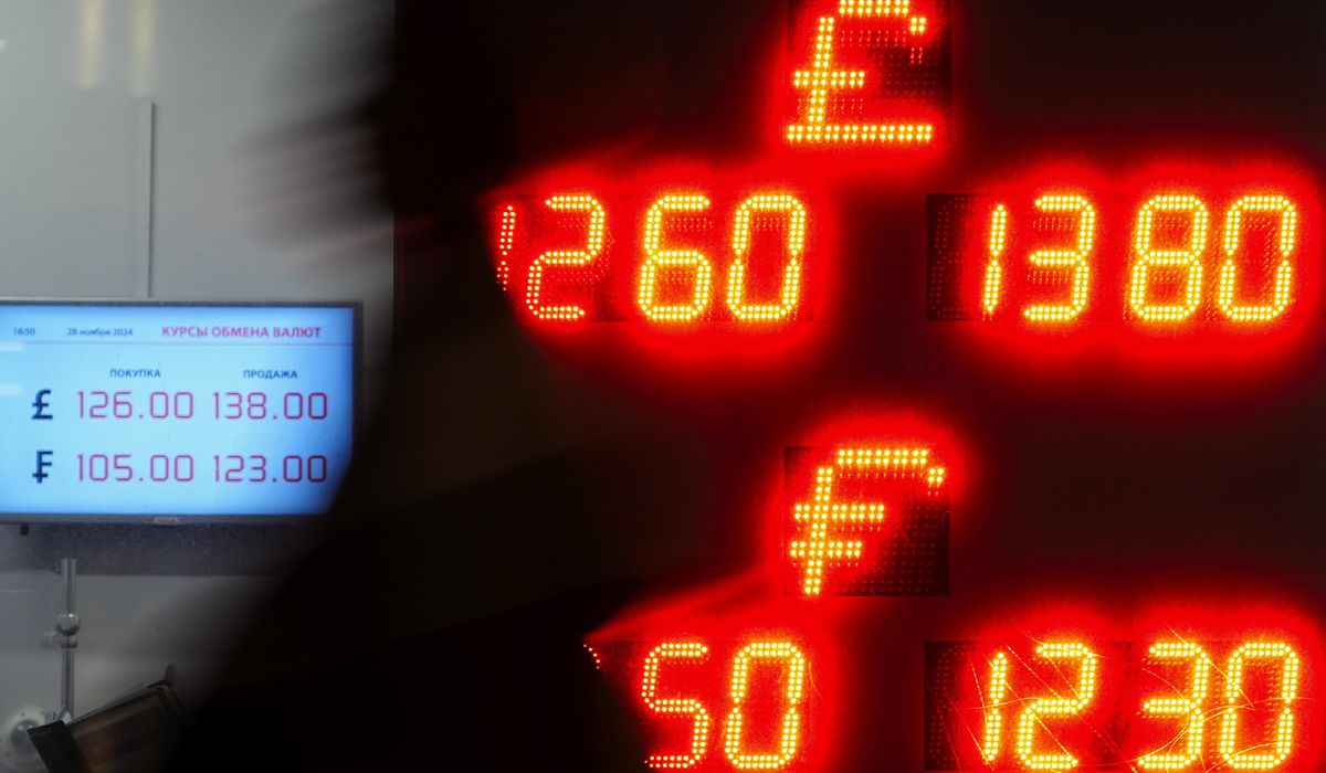 NextImg:The ruble’s in a slump. For the Kremlin, that’s a two-edged sword