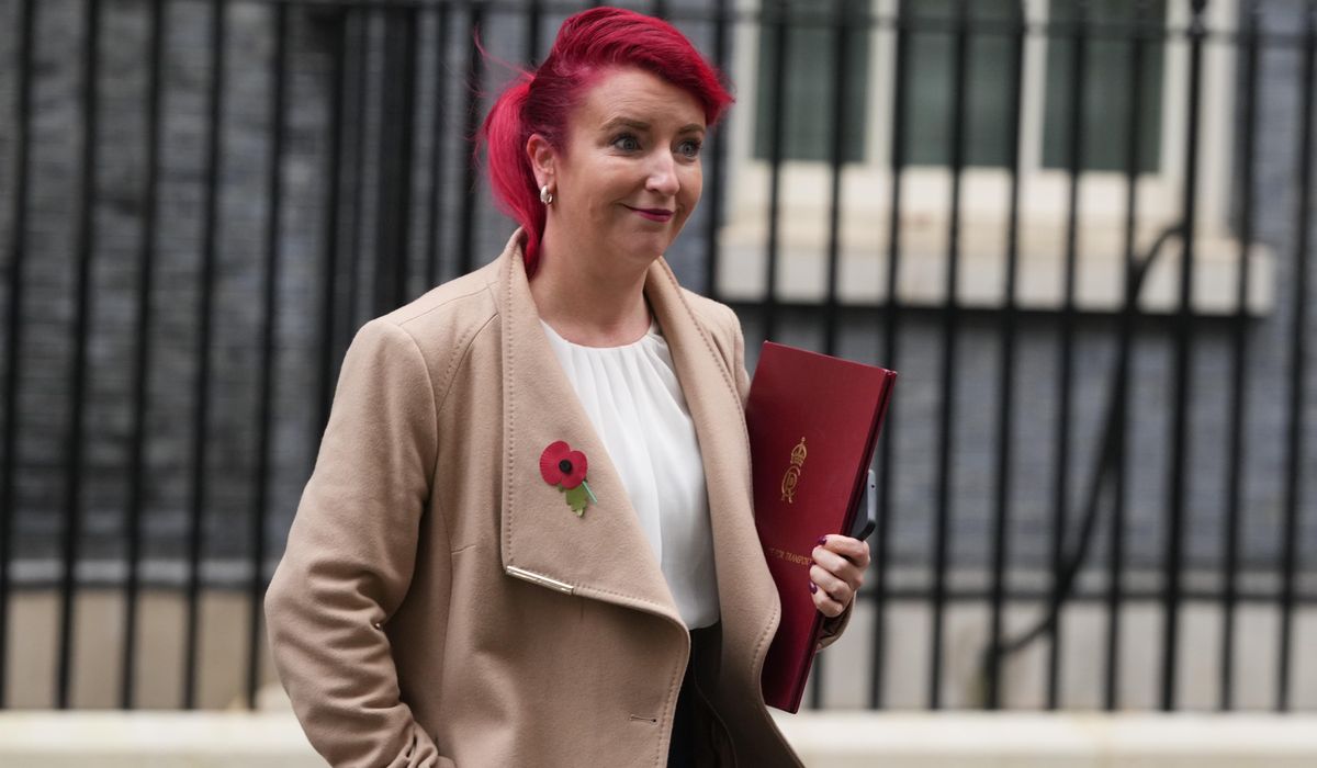 NextImg:U.K. transport secretary quits over decade-old cellphone fraud case