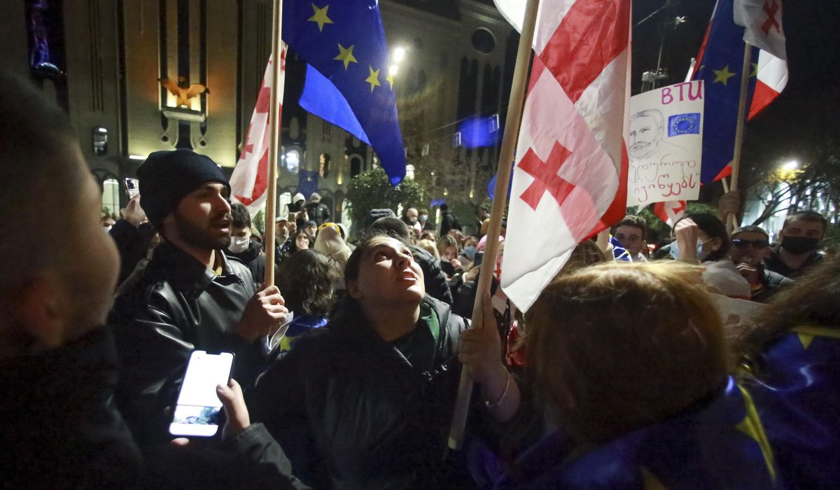 NextImg:Georgian protesters defy authorities and rally for a second night after EU talks suspended