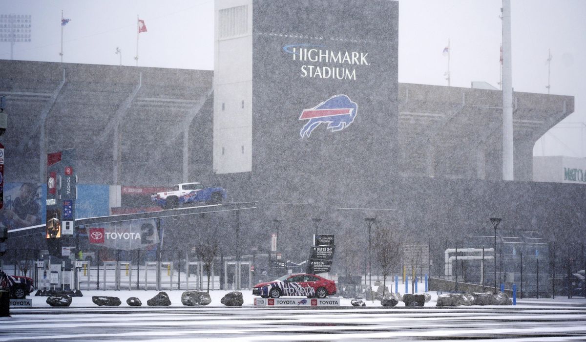 NextImg:Heavy snow blankets parts of the U.S. during busy holiday travel weekend