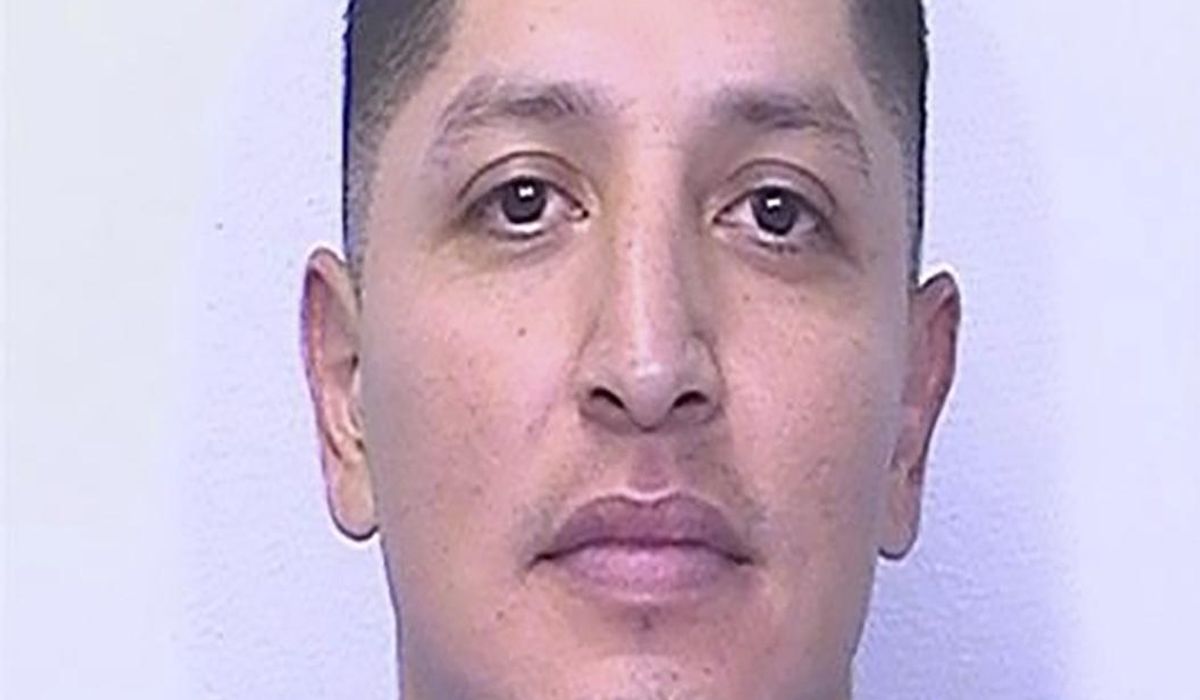 NextImg:Escaped murderer puts California town on edge