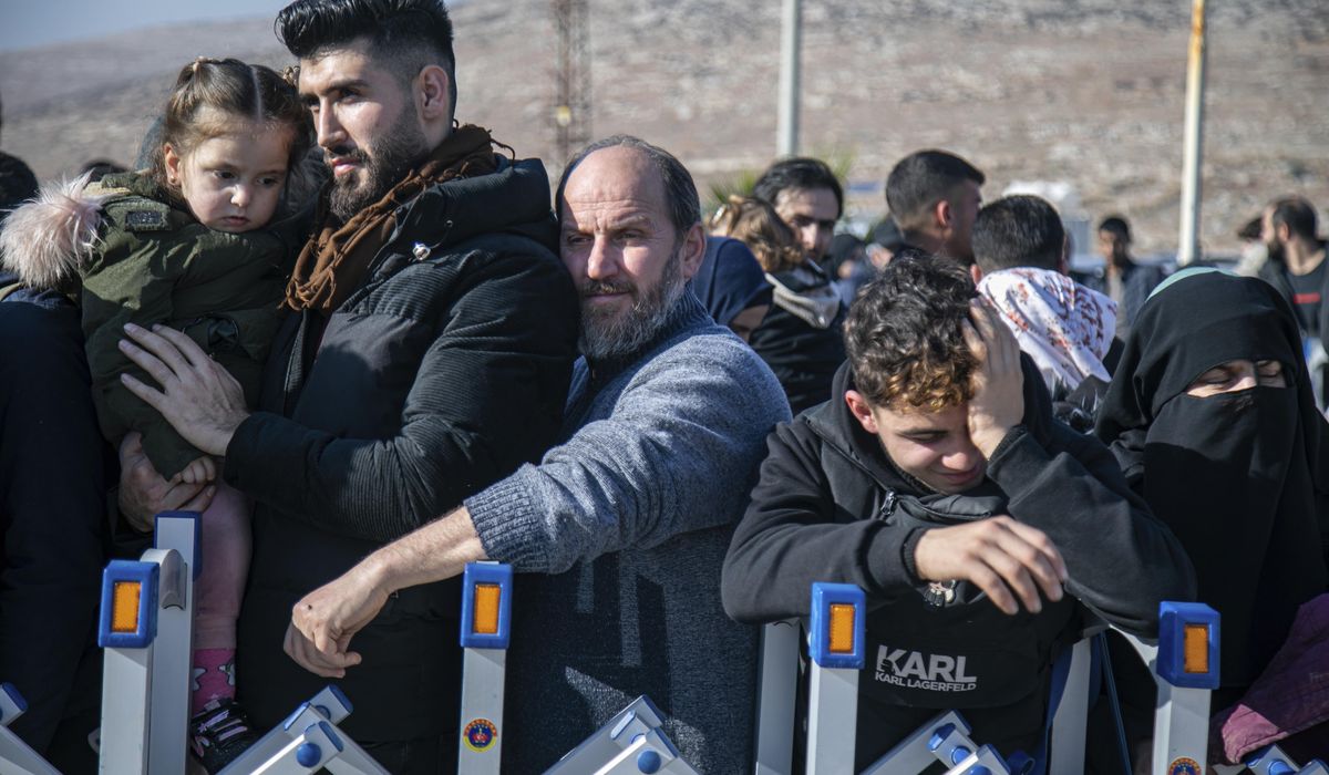 NextImg:Hundreds of Syrians line up at Turkish border crossing, awaiting return home