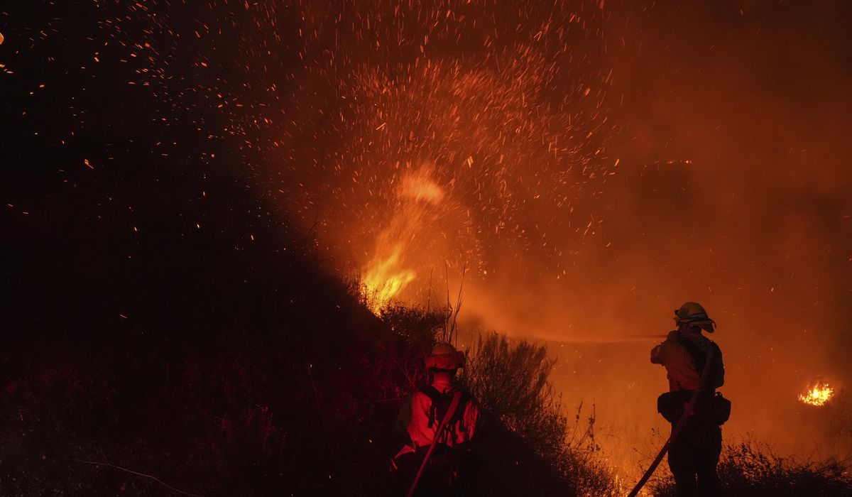 NextImg:Malibu blaze blasts 4,000 acres; Cher, Dick Van Dyke among evacuees