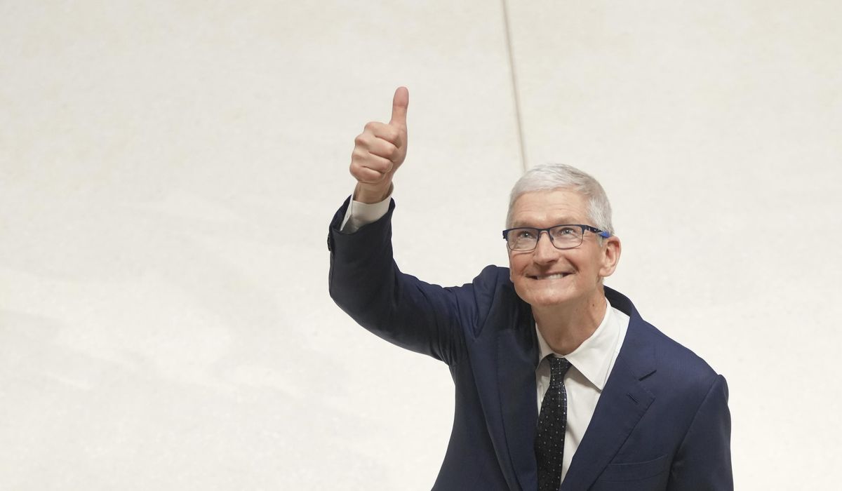 NextImg:Trump hosts Apple CEO at Mar-a-Lago as big tech leaders continue outreach to president-elect