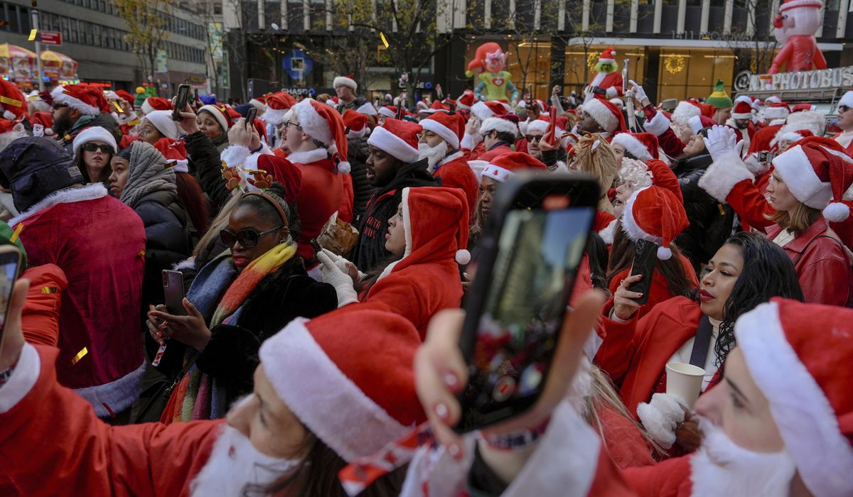 NextImg:Thousands of Santas and a few Grinches hit the streets for annual SantaCon bar crawls