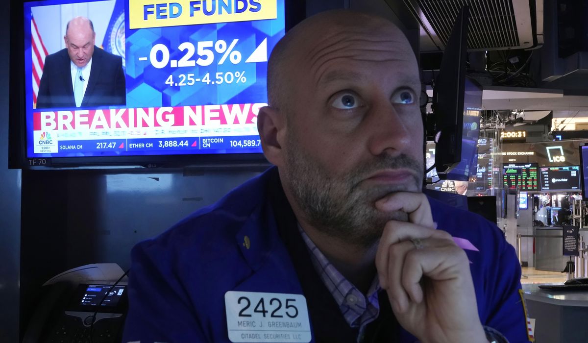 NextImg:Stocks fall sharply, Dow loses 1,100 points after Fed hints at just 2 rate cuts for 2025