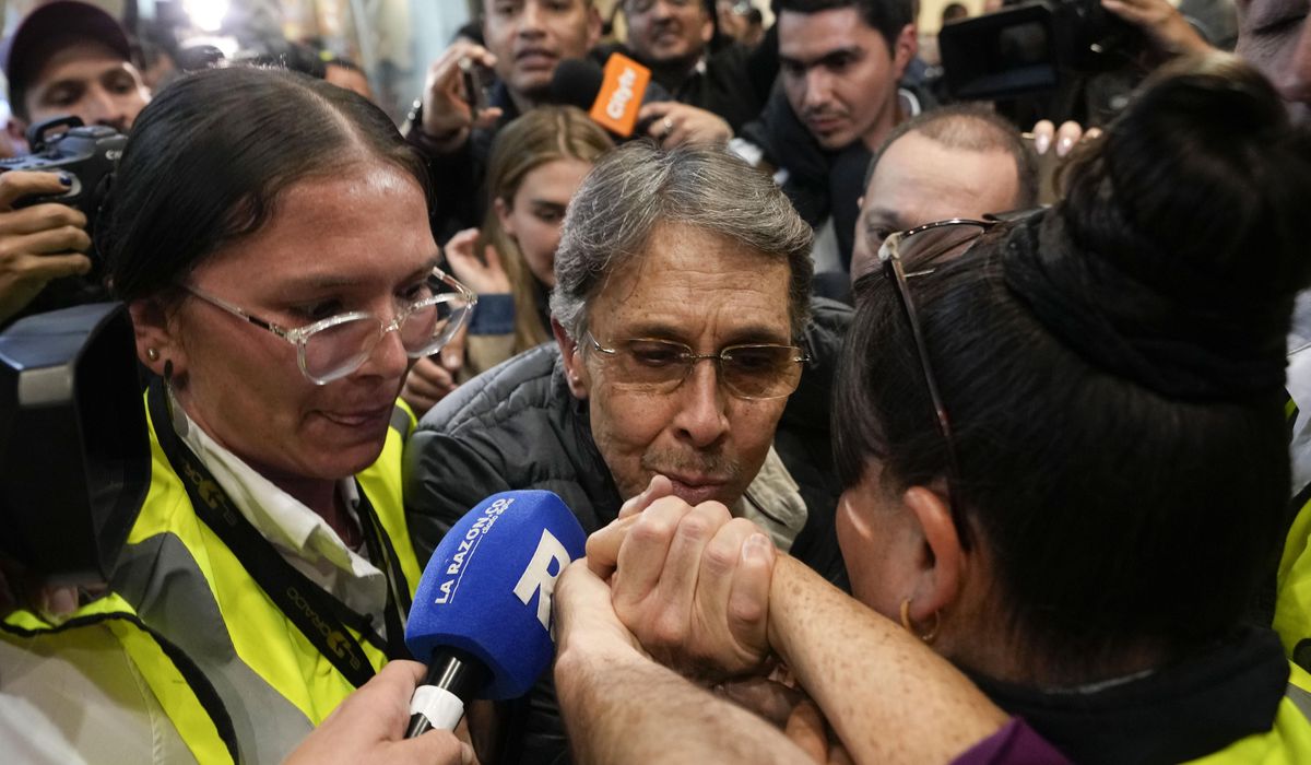 NextImg:Legendary drug lord Fabio Ochoa is deported to Colombia and walks free after 20 years in U.S prisons