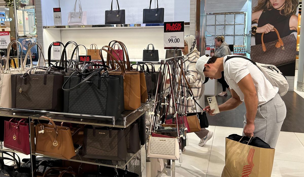 NextImg:Holiday shoppers increased spending by 3.8% despite higher prices