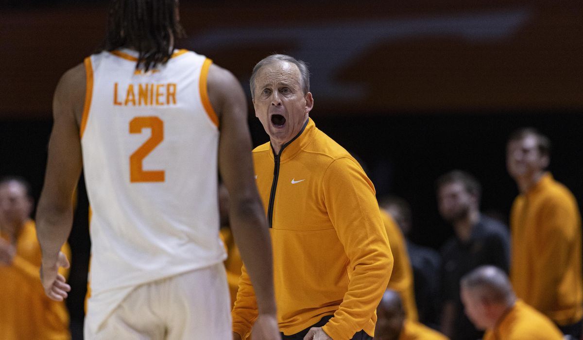 NextImg:Unbeaten Tennessee strengthens grip on No. 1