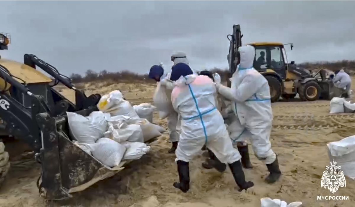 NextImg:Russia-appointed officials in Crimea declare emergency as oil spill reaches Sevastopol