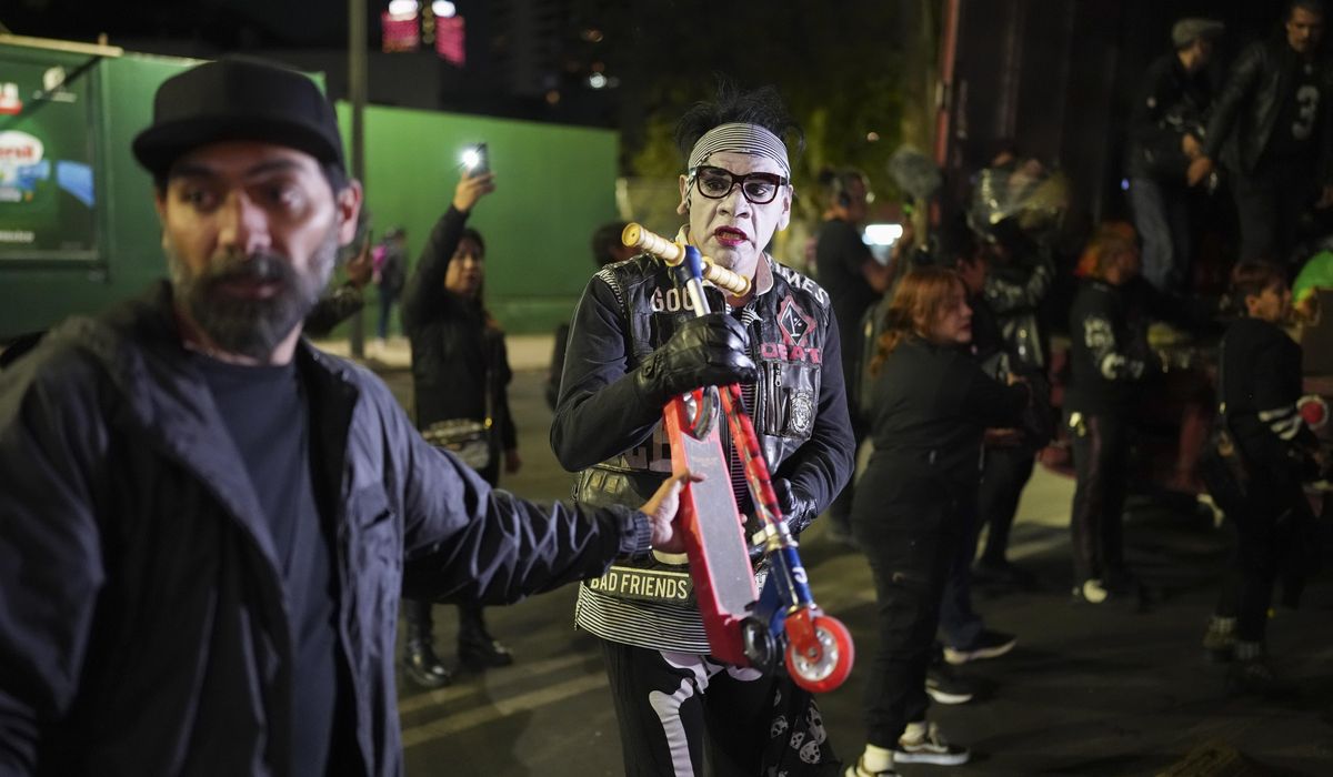 NextImg:Punks distribute toys to children in need for Three Kings Day in Mexico City