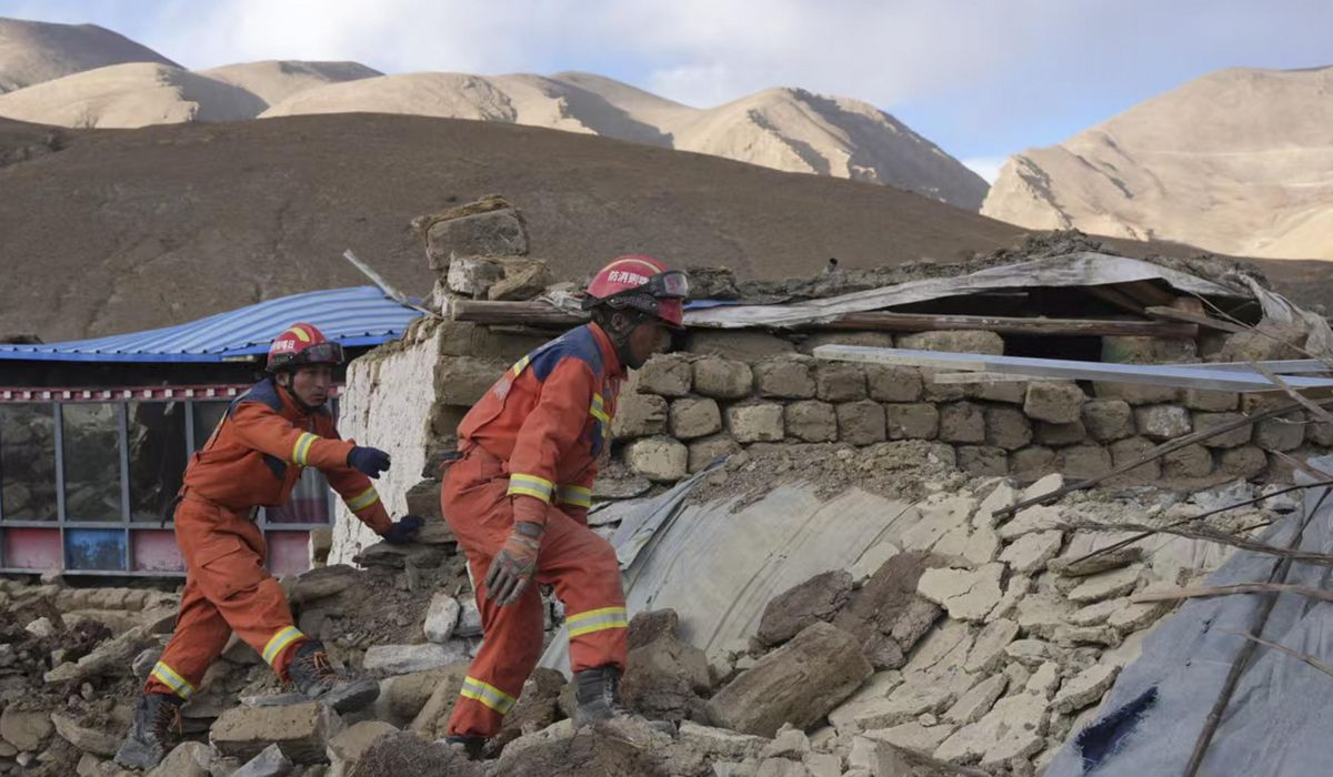 NextImg:Tents arrive for survivors of a quake that killed 126 in freezing, high-altitude Tibet
