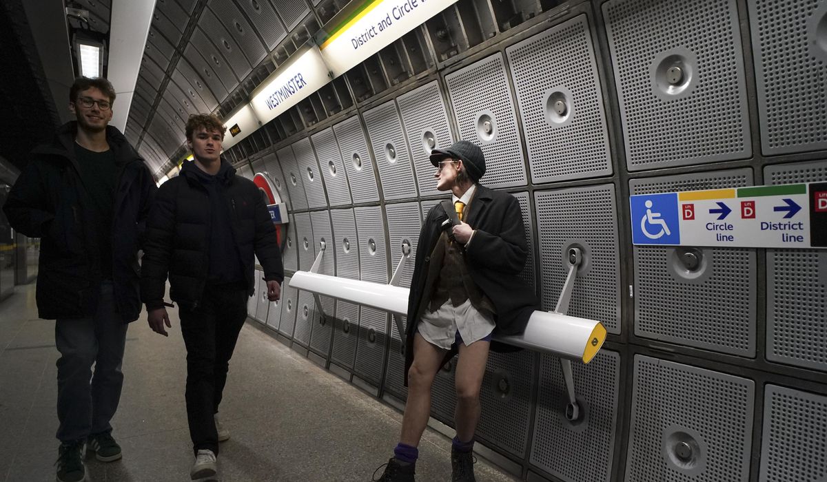 NextImg:No pants? No problem. London subway riders bare their legs to brighten a gray winter day