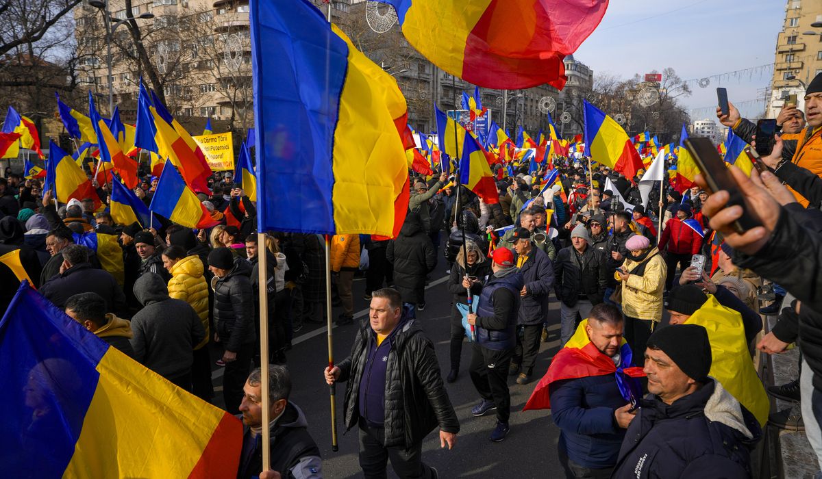NextImg:Tens of thousands protest in Romania’s capital against annulled presidential race