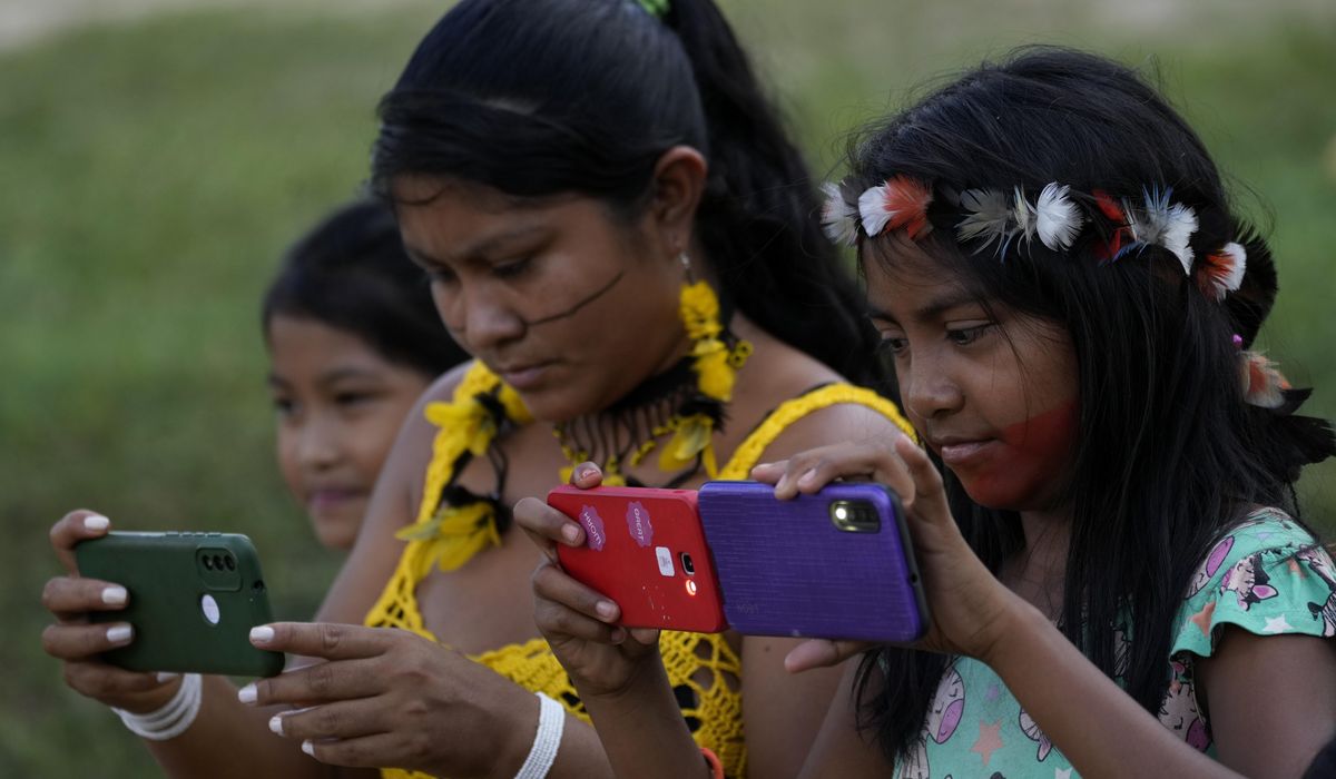 NextImg:New Brazil law restricts use of smartphones in elementary and high schools