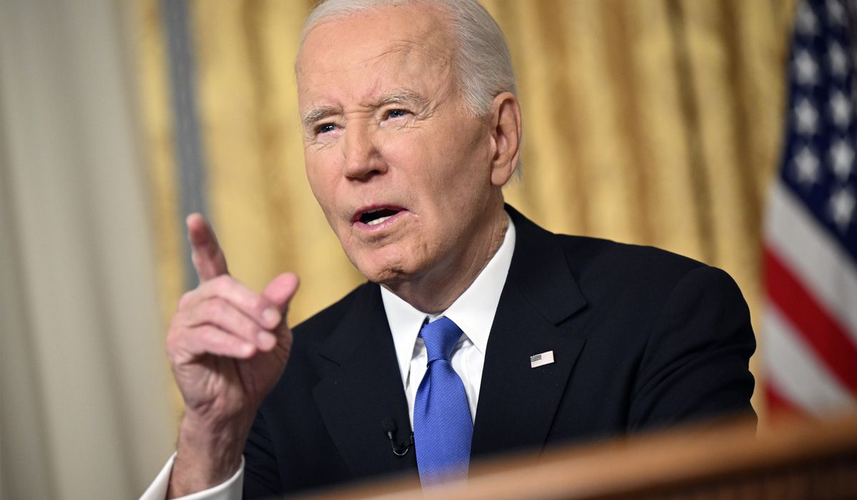 NextImg:Biden thanks military in final farewell speech, receives Army medal