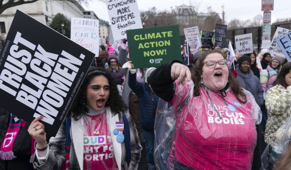 NextImg:Thousands turn out for anti-Trump ‘People’s March’ rally as inauguration looms