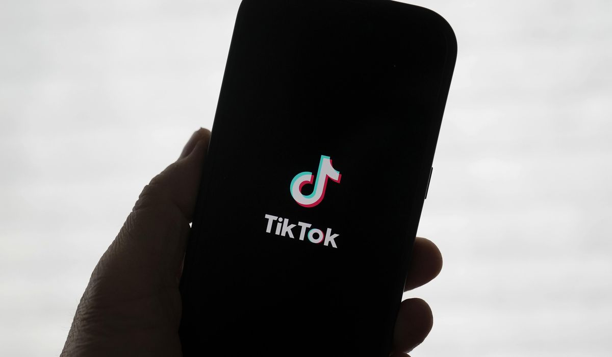 NextImg:Trump delays ban on TikTok while working on a deal