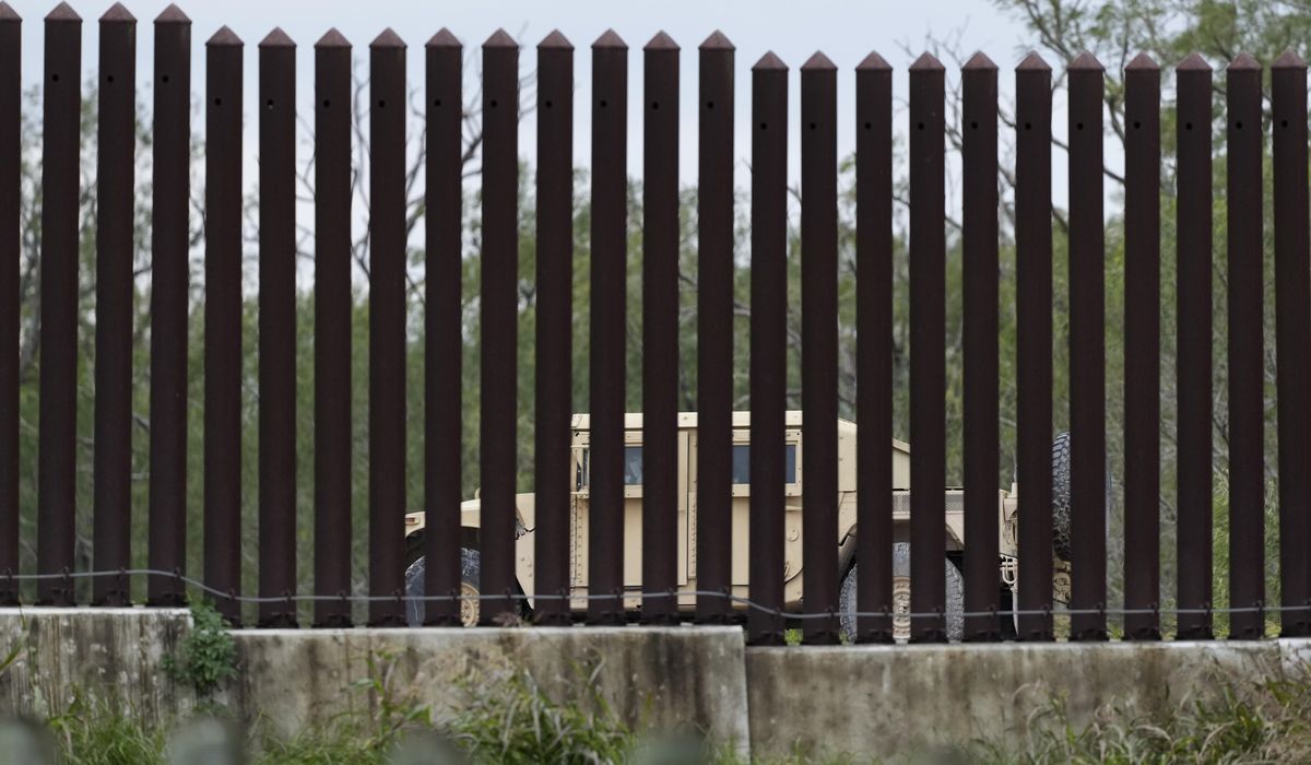 NextImg:Trump orders 1,500 troops to border
