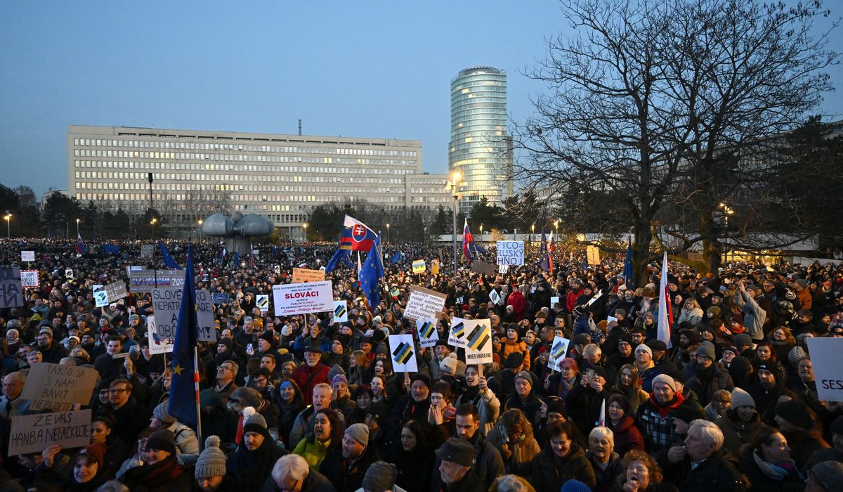 NextImg:Tens of thousands protest in Slovakia over pro-Russia policies of populist leader Fico