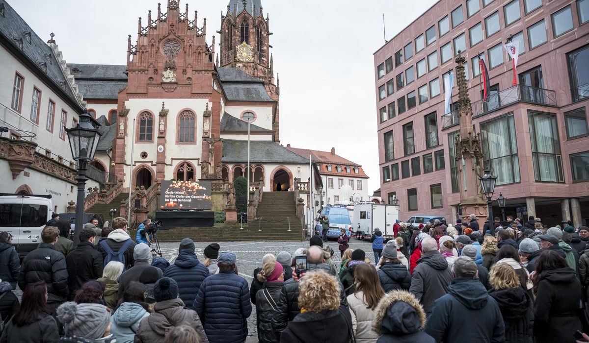 NextImg:German officials, residents attend commemoration of 2 people killed in knife attack