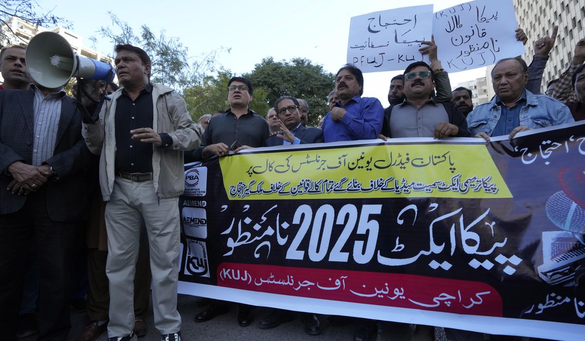 NextImg:Pakistani journalists protest after Senate passes bill allowing control over social media content