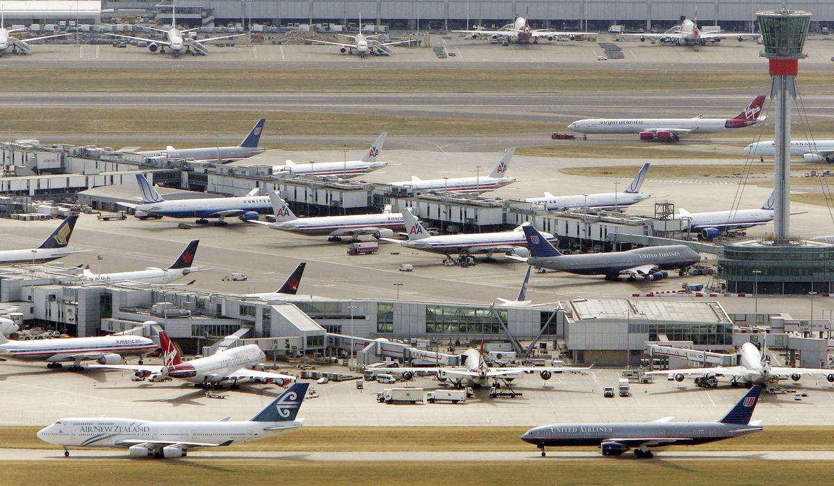NextImg:London fire forces Heathrow Airport to close, knocks out power to part of city