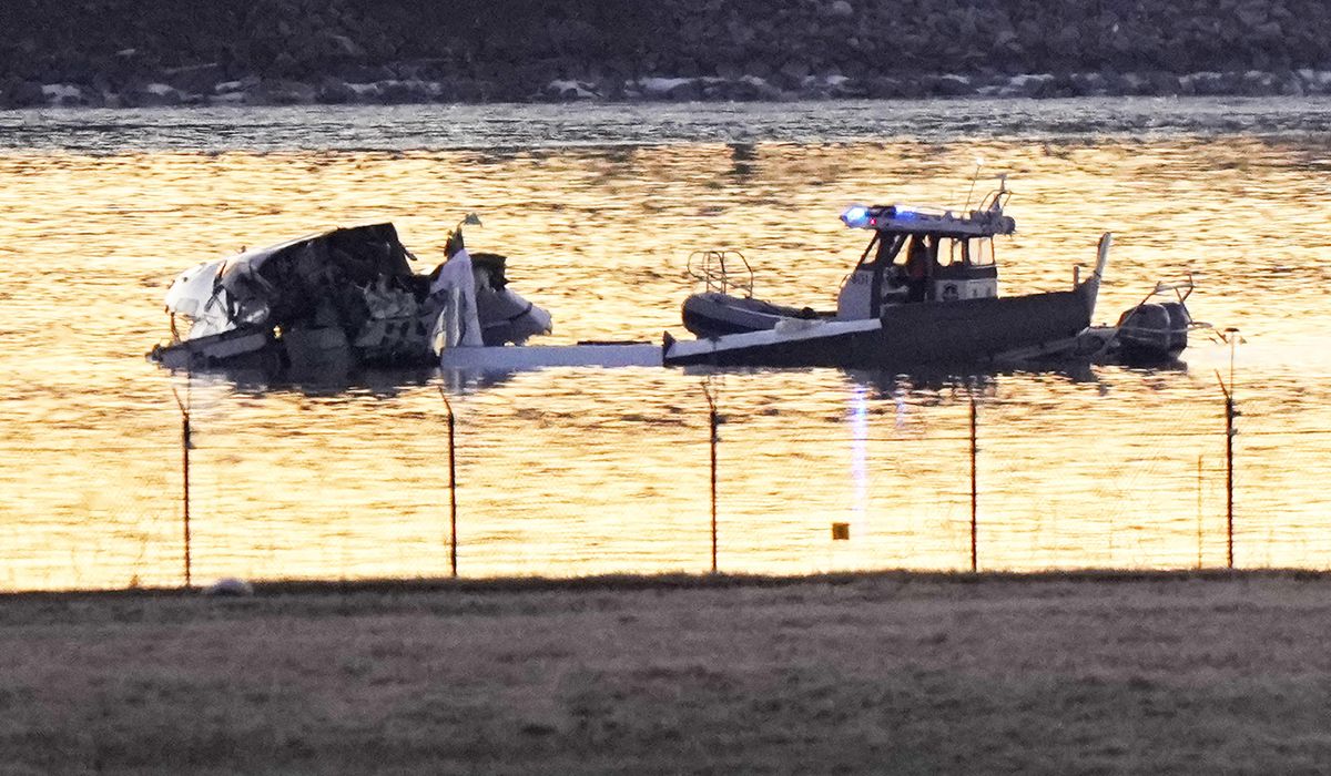 NextImg:Army identifies two soldiers involved in Black Hawk, commercial jet crash