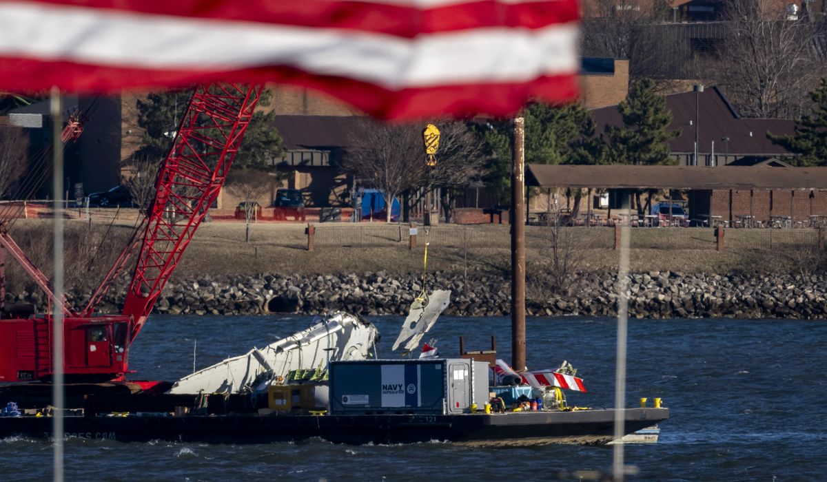 NextImg:Federal officials use green laser to look for Black Hawk helicopter parts in Potomac River