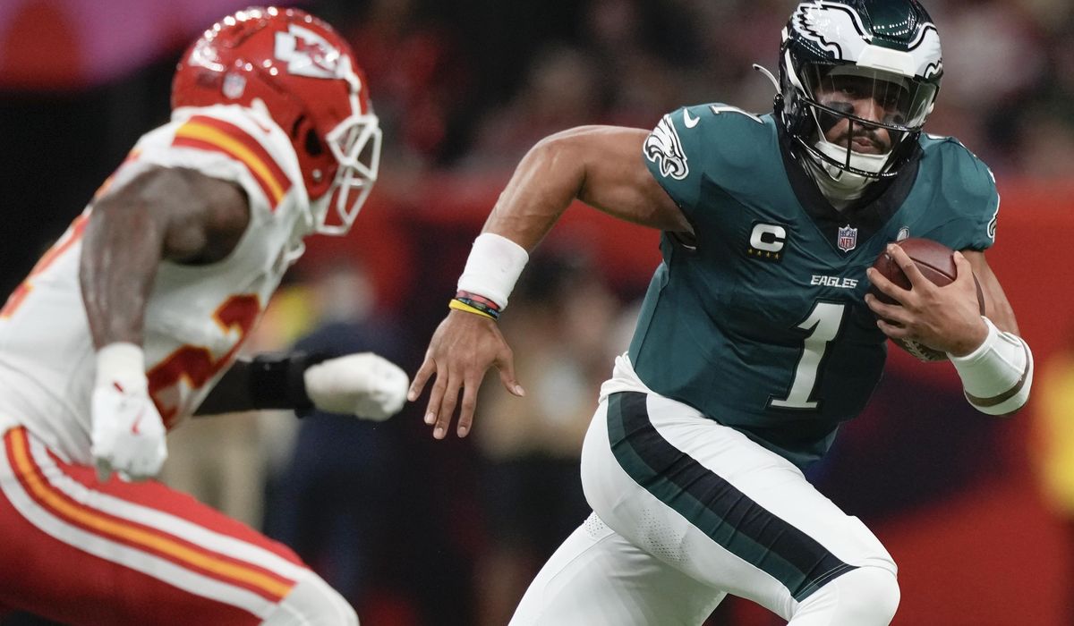 NextImg:Eagles spoil Chiefs’ three-peat bid, win Super Bowl rout