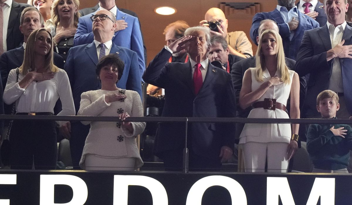 NextImg:Trump draws thunderous cheers from Super Bowl crowd