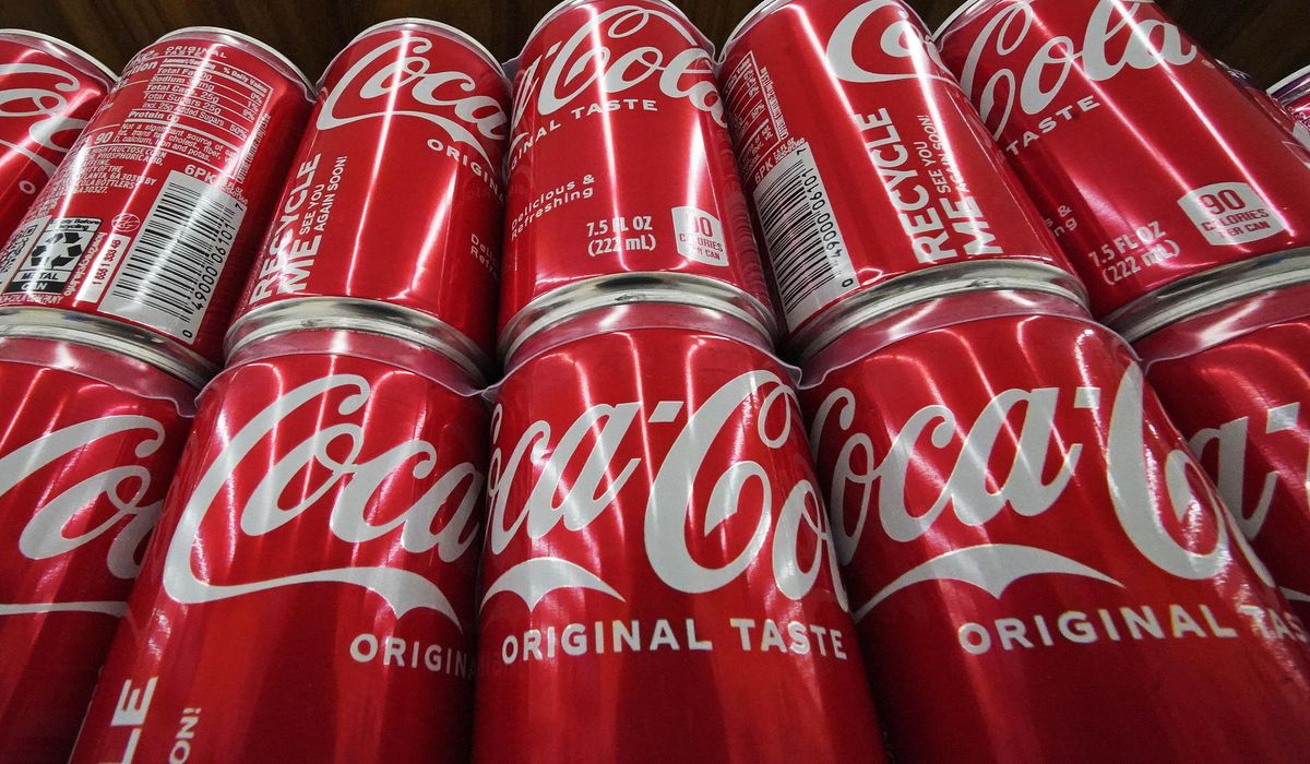 NextImg:Coca-Cola reverses sales volume slide, sending revenue up 6% in the fourth quarter